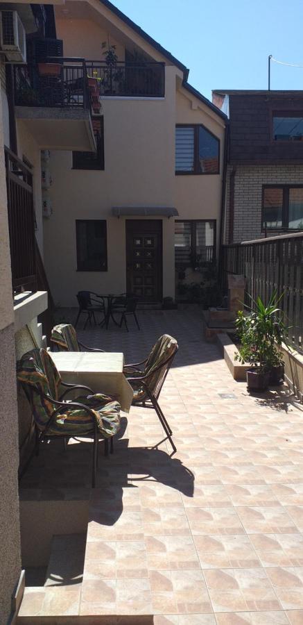 A Modest Place Belgrado Exterior foto
